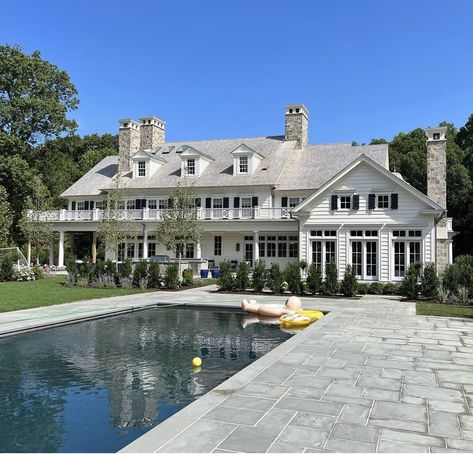 Coastal Transitional Exterior, Hamptons Houses, Preppy House, Transitional Exterior, Beach House Exterior, Dream Life House, Dream Beach Houses, Transitional House, Hamptons House