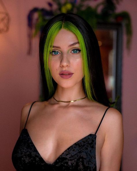 Green Money Piece, Colored Money Pieces, Colored Money Piece, Colored Money Piece Hair, Green Hair Streaks, Money Piece Hair Ideas, Undercolor Hair, Stella Cini, Money Piece Hair