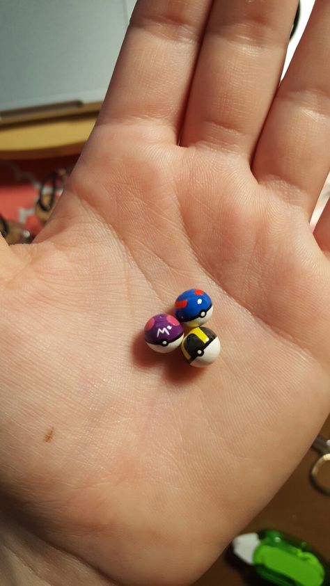 Tiny Polymer Clay Pokeballs, Pokemon. Tiny Clay Art Ideas, Cute Clay Pokemon, Super Easy Clay Ideas, Clay Pokemon Easy, Pokemon Clay Ideas, Clay Pokemon Figures, Pokemon Clay Figures, Sonic Clay, Clay Figure Ideas