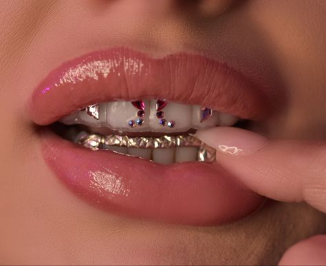 Grillz Teeth Female, Dream Teeth, Tooth Gem Ideas, Tooth Gems Aesthetic, Grillz Aesthetic, Tooth Gems Ideas, Teeth Gems Diy, Gem Aesthetic, Girls With Grills