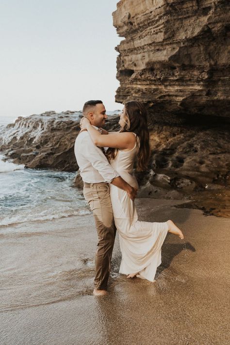 La Jolla Cove Kayaking Elopement | Couples Photo Ideas | SoCal Photographer | Meg and Scott didn’t want the traditional wedding day so they opted for a romantic beach elopement in San Diego instead. We even went Kayaking in La Jolla Cove! See more beach elopement pictures, beach elopement wedding photos, beach elopement locations, and beach elopement winter in San Diego. Head to the blog to read all about this adventurous beach and kayaking elopement! Beach Elopement Pictures, Wedding Photos Beach, Elopement Winter, Elopement Pictures, Couples Photo Ideas, San Diego Elopement, La Jolla Beach, La Jolla Cove, San Diego Engagement