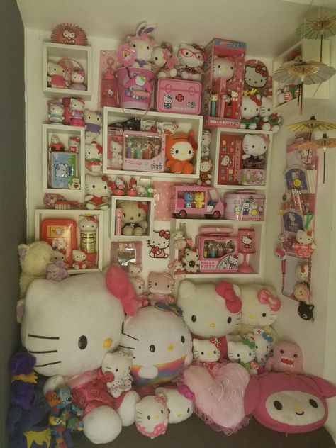 Hello Kitty Grunge Room, Hello Kitty Display, Toy Collection Room, Grunge Room Ideas, Kitty Room, Sanrio Collection, Sanrio Stuff, Hello Kitty Birthday Party, Hello Kitty Rooms