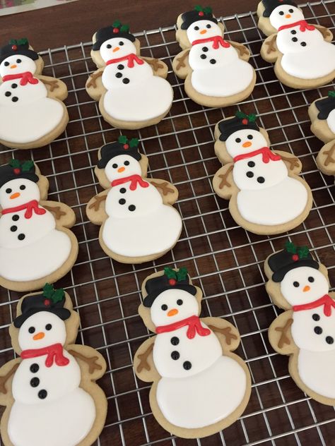 Snow man cookies Snow Man Cookies, Snowman Cookies, Man Cookies, Xmas Cookies, Cookie Icing, Christmas Snow, Snow Man, Cookie Decorating, Christmas Cookies