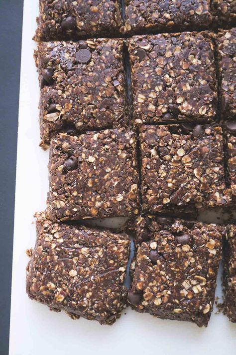 If you've got 10 minutes, you've got enough time to make these rawsome awesome protein bars! All you need to do is soften some dates, stir in some peanut butter, dump it over the dry… Chocolate Peanut Butter Protein Bars, Diy Protein Bars, Soft Granola, No Bake Protein Bars, Bar Bites, Chocolate Granola Bars, Peanut Butter Protein Bars, Granola Recipe Bars, Healthy Protein Snacks