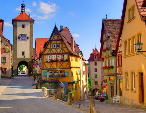 Gokayama, Rothenburg Germany, Shirakawa Go, Spring Break Destinations, Best Airlines, Best Of Italy, Old Houses For Sale, Film Disney, Beautiful Villages