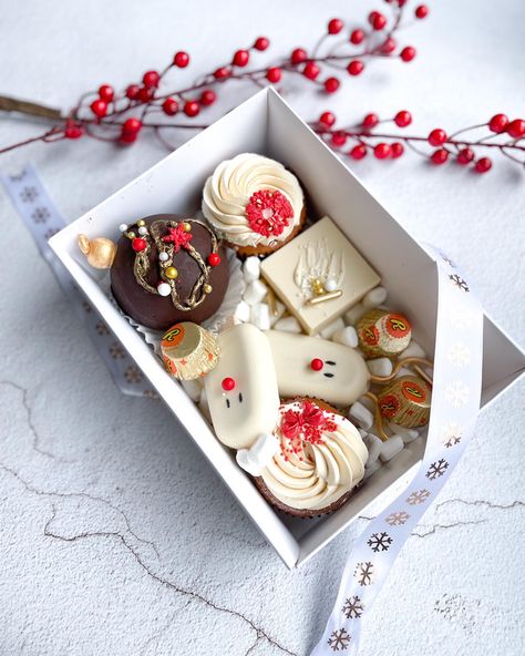 Christmas Desert Box Ideas, Christmas Treat Boxes Ideas Cakes, Holiday Treat Box Ideas, Christmas Treat Box Ideas, Holiday Treat Boxes, Treat Boxes Ideas Packaging, Christmas Dessert Box Ideas, Christmas Treat Boxes Ideas, Small Christmas Treats