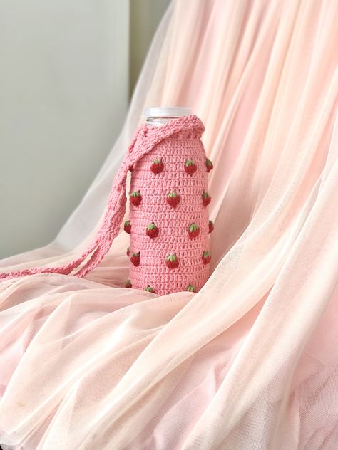 Crochet Tumbler Bag, Pink Yarn Crochet Ideas, Water Bottle Crochet Holder, Strawberry Bag Crochet, Water Bottle Crochet, Pink Crochet Ideas, Crochet Strawberry Bag, Crochet Bottle Holder, Crochet Water Bottle