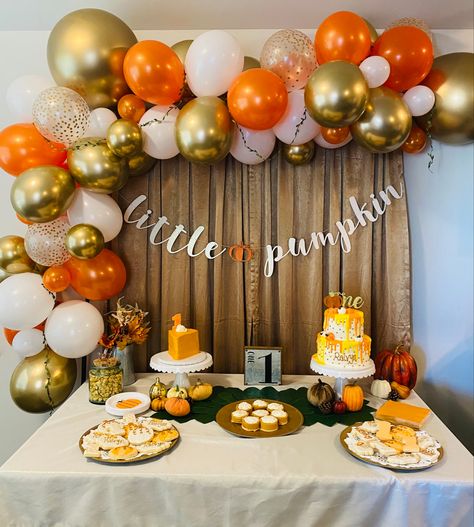 October Gender Reveal Decorations, Pumpkin Bday Party Ideas, Fall Birthday Backdrop Ideas, First Birthday Boy Fall Themes, Thanksgiving Birthday Ideas, Thanksgiving Themed First Birthday, Fall Baby Shower Balloons, Fall Baby Shower Backdrop Ideas, November Theme Birthday Party