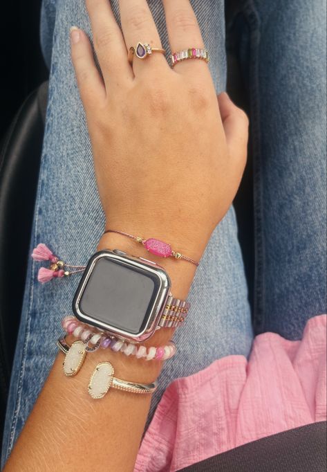 Kendra Scott Bracelet Stack, Bracelet Stack With Apple Watch, Kendra Scott Barbie, Apple Watch Stack, Apple Watch Ideas, Apple Watch Gold, Cute Apple Watch Bands, Gold Bracelets Stacked, Jewelry Stack