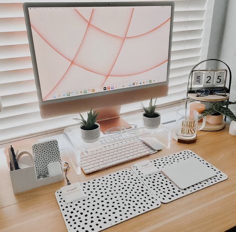 Mac Desk Setup Aesthetic, Imac Office Setup, Imac Setup Aesthetic, Pink Imac Desk Setup, Imac Desk Setup Aesthetic, Mac Desk Setup, Pink Imac, Pink Desk Setup, Wfh Desk Setup