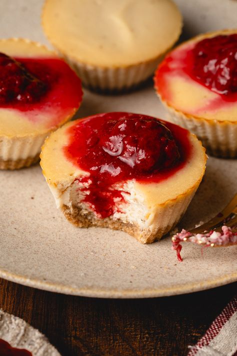 Vegan Mini Cheesecake, Oat Flour Crust, Cheesecake Baked, Vegan Cheesecake Recipe, Vegan Pumpkin Pie, Fruit Compote, Vegan Cupcakes, Vegan Cheesecake, Cheesecake Cupcakes