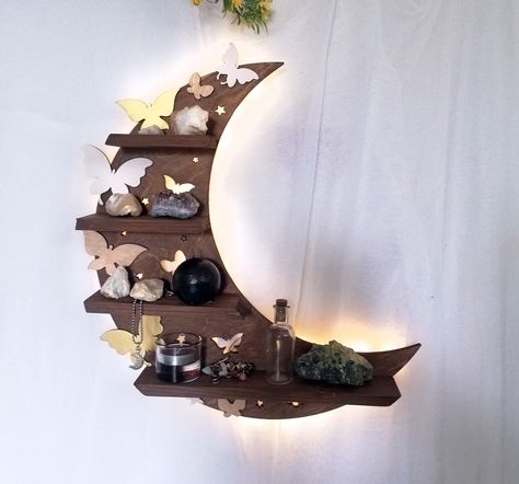 This handmade wooden moon shelf will bring some magic to your home with its soft light and unique design.   Handpainted with gold or silver details. A unique wooden design gandcrafted by Virginia and Anna at MoonPath. This light up shelf will bring a soft glow to your walls and will create the perfect lighting for relaxation . Dimensions Height: 40 cm Width: 34 cm Depth for crystals to stand on: 4.4 cm Powered by three AA batteries and can be turned on and off without taking the moon off the wall. Your order will be wrapped and packaged securely. Faux Taxidermy Pattern, Witch Shelf, Geometric Shelf, Magic Butterfly, Handmade Shelf, Moon Shelf, Wooden Moon, Crystal Spiritual, Luxury Ceiling Design