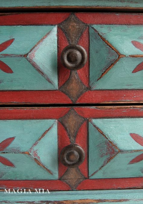 Meubles Peints Style Funky, Red Painted Furniture, Red Chalk Paint, Paint Makeover, Chalk Paint Makeover, Chalk Paint Colors, Porte Decorate, Furniture Rehab, Distressed Furniture