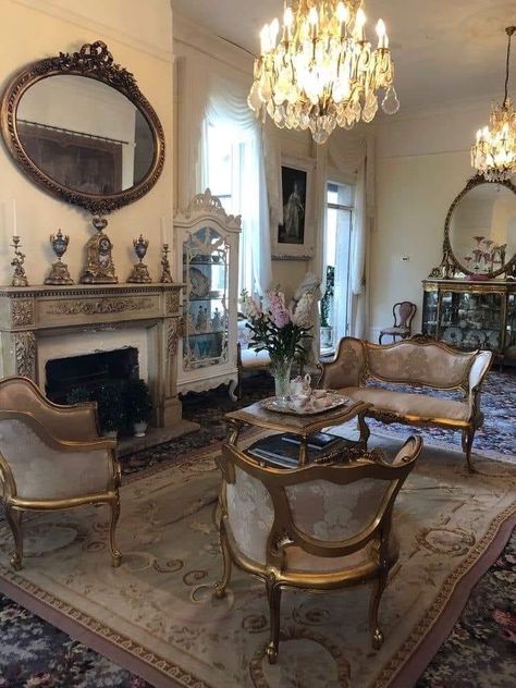 Baroque Decor Living Room, French Chateau Interior Design, 1880s Interior Design, 1800s Living Room, French Style Houses Interior, New Classic Living Room Luxury, French Baroque Interior, Classic Living Room Luxury, French Victorian Decor