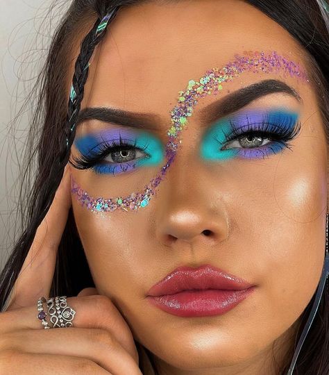 50+ Festival Makeup Looks & Easy Face Glitter Ideas (Rave in Style). Festival Makeup Ideas and Inspo. Festival Glitter Inspiration. Festival Eye Makeup with Gems. Coachella Makeup Ideas Glitter, Edm Makeup Ideas Glitter, Face And Body Glitter Ideas, Festival Face Glitter Ideas, Festival Face Makeup, Easy Festival Makeup Glitter, Festival Makeup Eyes, Face Paint With Gems, Festival Eye Makeup Glitter