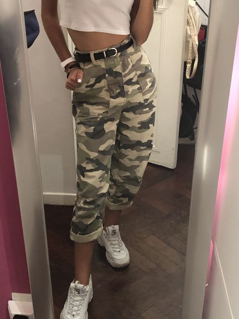 pantalon militar Fashion Clothes, Parachute Pants, Ootd, Fashion Outfits, Tumblr, Pants, Clothes, Color, Trousers