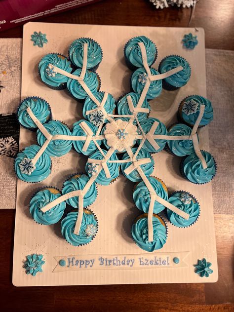 Snowflake Cupcakes, Frozen Birthday Party Cake, Pull Apart Cupcakes, Frozen Themed, Winter Onederland, Frozen Birthday Party, Birthday Themes, Frozen Birthday, Pull Apart