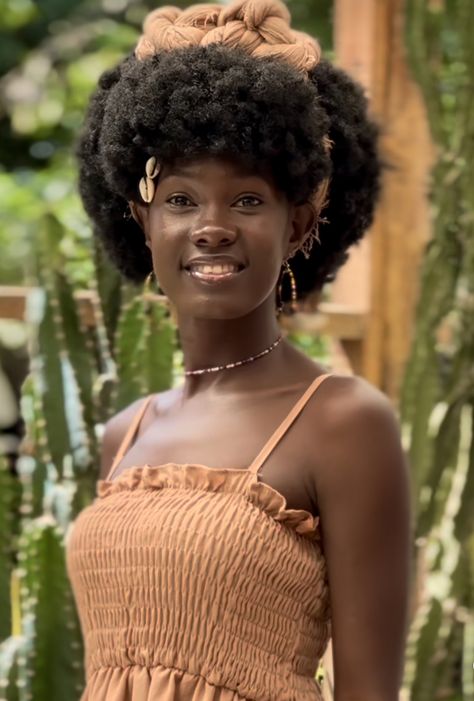 Female Black Hairstyles, Light Skinned Black Woman, Round Face Black Women, Pretty African Girl, 22 Inch Hair, Black Women Curly Hair, Photographie Portrait Inspiration, Dark Skin Beauty, Afro Girl