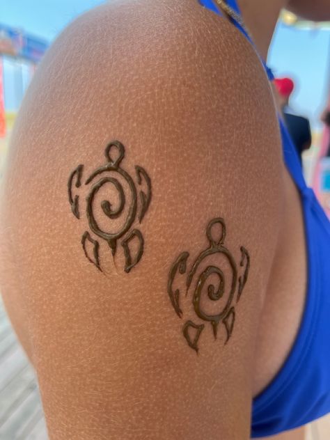 Simple Ankle Henna Designs, Lower Back Henna Designs, Henna Feet Tattoos, Henna Stingray, Henna Beach Design, Ocean Henna Designs, Hibiscus Flower Henna, Henna Tramp Stamp, Henna Ideas Simple