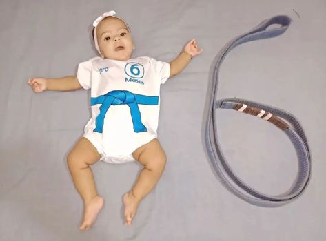 Corre ver que a princesa Sara agora é faixa azul!!! 6 meses de amor na vida da mamãe @joycekemendes ! #jiujitsy #faixaazul #maedemenina #mesversario #6meses #kitmesversario Boutique, Pins, Jiu Jitsu