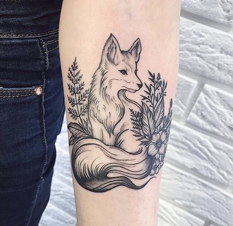 Great flowers, ferns Coyote Tattoos, Coyote Tattoo, Fox Tattoo Design, Tier Tattoo, Petit Tattoo, Geniale Tattoos, Fox Tattoo, Bad Tattoos, White Tattoo