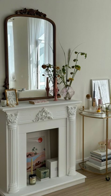 Paris Apartment Fireplace, Venetian Decor Interior Design, Parisian Mantle Decor, Vintage Parisian Interior, Apartment Fireplace Decor, Fake Mantle Ideas, Colorful Fireplace, Parisian Fireplace, Aesthetic Fireplace