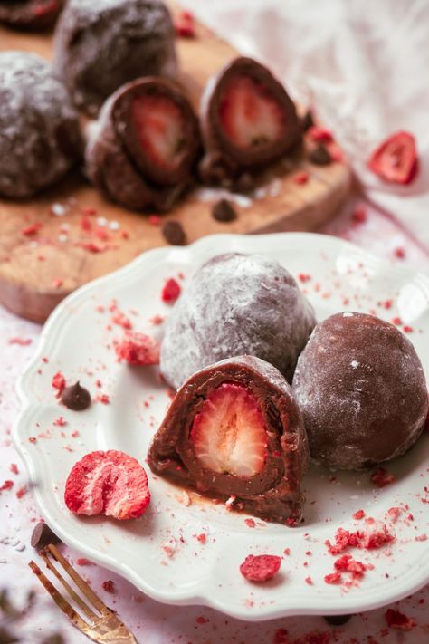 Strawberry Chocolate Mochi is a sweet, tangy strawberry swapped in a rich chocolate ganache and Cacao mochi layer. Cacao mochi is chewy and elastic, and easily made in just one bowl. The classic flavor combination of strawberries and chocolate gets an Asian-inspired twist with the addition of mochi, taking it to the next level of indulgence. This mochi dessert recipe is vegan and gluten-free, and perfect as a Valentine's Day food or Galentine’s brunch idea! Easy Mochi, Ichigo Daifuku, Vegan Japanese Food, Make Marshmallows, Marshmallow Flower, Chocolate Mochi, Strawberry Mochi, Crispy Cookies, Healthy Vegan Desserts