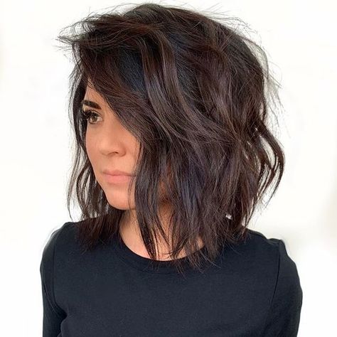 Brown & dark brown textured bob Long Bobs, Choppy Bob Haircuts, Wavy Bob Hairstyles, Medium Bob Hairstyles, Choppy Bob, Choppy Bob Hairstyles, Lob Haircut, Bob Hairstyles For Fine Hair, Long Pixie