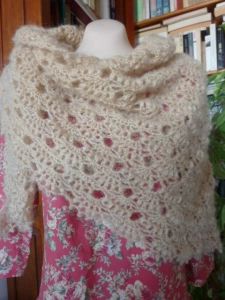 Poncho Crochet, Fall River, Crochet Fall, Chale Crochet, Diy Crochet, Winter Scarf, Crochet Scarf, Knitted Scarf, Sewing Projects