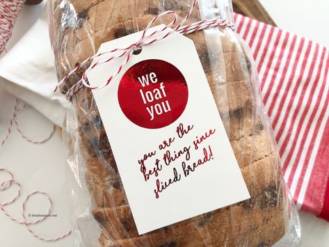 Give someone a delicious loaf of homemade bread and use these free printable bread gift tags. Simply download and print for a beautiful gift idea! Bread Gift Tags, Bread Christmas Gift, Bread Gift, Bread Christmas, Bread Gifts, Bake Sale Packaging, Bread Tags, Bread Packaging, Christmas Bread