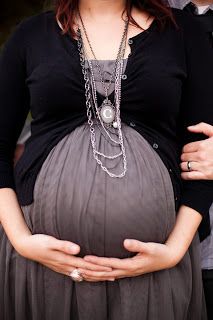 Cute maternity photo - love the outfit! Cute Pregnancy Photos, Maternity Shots, Pregnancy Photo Ideas, Maternity Photo Shoot Ideas, Foto Newborn, Dressing The Bump, Maternity Picture Ideas, Maternity Photography Ideas, A Pregnant Woman