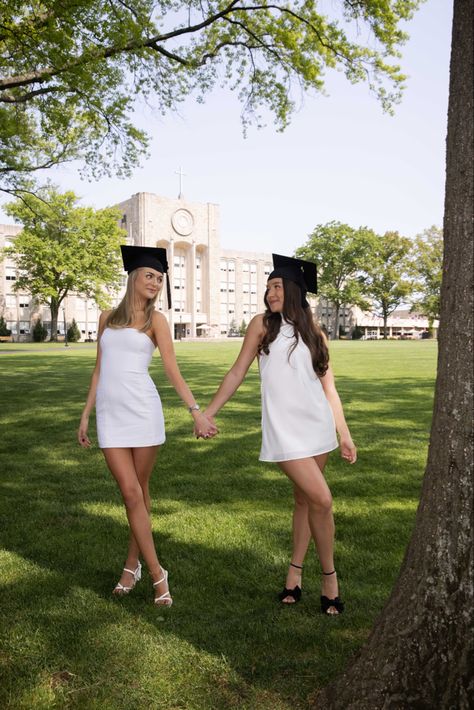 #graduation #gradphotoideas #graduate #collegelife #collegegrad #besties Clap Out Graduation, Bestfriend Graduate Photoshoot, Cute Graduation Pictures With Friends, Silly Graduation Pictures, Grad Picture Ideas With Friends, Aesthetic Grad Pics, Duo Grad Pics, Graduation Picture Poses With Friends, Grad Photos Group