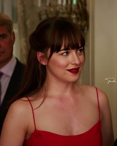 Anastasia Steele Red Dress, Anastasia Grey Outfits, Anastasia Steele Hair, Anastasia Steele Outfits, Dakota Johnson Hair, Anastasia Grey, Dakota Mayi Johnson, Dakota Johnson Style, Anastasia Steele