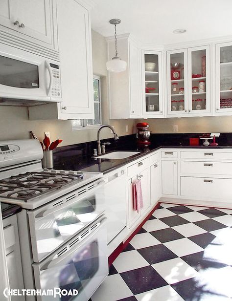 White Cottage Kitchens, Kitchen Yellow, Trendy Kitchen Backsplash, Red And White Kitchen, Black Countertops, White Tile Floor, White Kitchen Decor, Cottage Kitchens, Yellow Kitchen