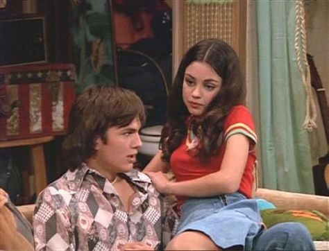 Jackie Burkhart with Michael Kelso Season 1 / episode 1  Mila and Ashton in first episode of their life together... Jackie And Kelso, 70s Show Jackie, 70s Show, What Happened, The End, Look At, Couch