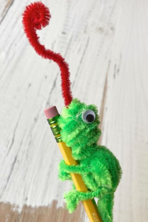 How to make the best pipe cleaner crafts for kids - Animal pencil toppers, borax crystals, flower counting, flower bookmarks, butterfly rings and more. Paper Craft Ideas For Kids, Flower Making Crafts, Pipe Cleaner Animals, Pipe Cleaner Art, Aesthetic Paper, Kids Aesthetic, Hair Flyer, Diy Pipe, Pipe Cleaner Crafts