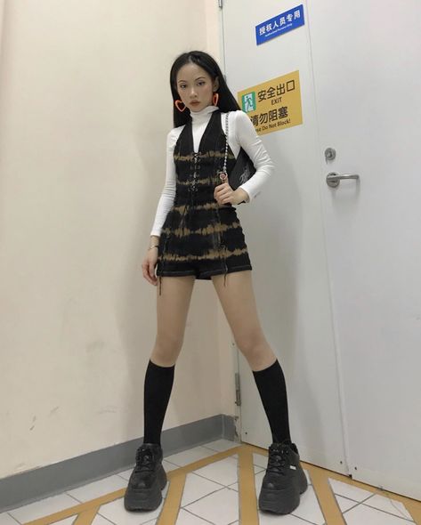 Urban Academia Outfits, Chunky Platform Shoes Outfit, Mode Disco, Naked Wolfe, Vetements Clothing, Shoes Outfit, Mode Kpop, Smart Casual Outfit, Looks Chic