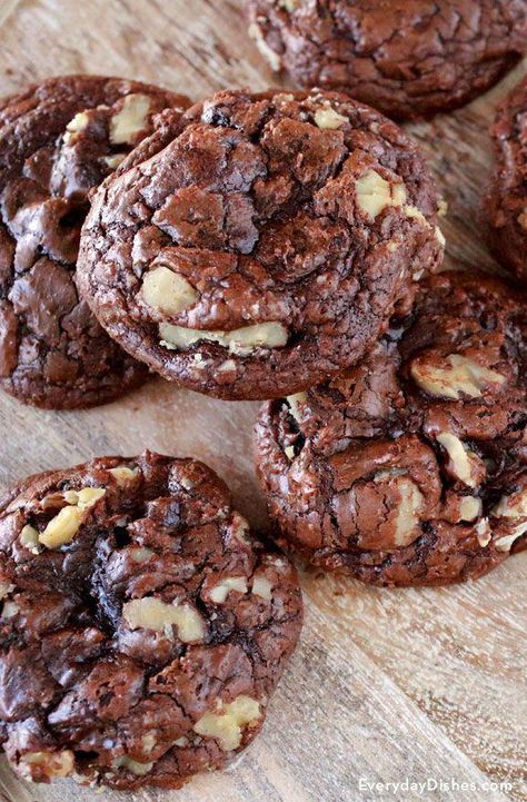 Chocolate Walnut Cookies, Walnut Cookie Recipes, Resepi Biskut, Walnut Cookies, Läcker Mat, Think Food, Brownie Cookies, Homemade Treats, Tea Cakes