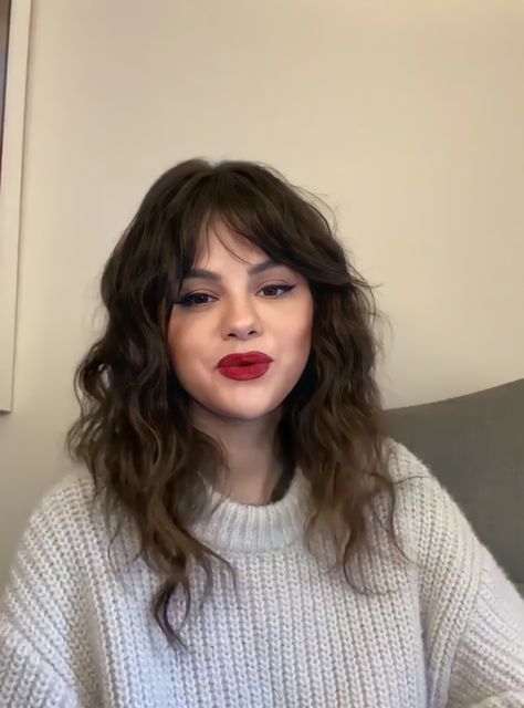 Selena Gomez Hair Curtain Bangs, Selena Gomez Hair Bangs, Selena Gomez Curtain Bangs, Selena Gomez Haircut, Selena Gomez Bangs, Long Messy Hair, Demi Lovato Body, Selena Gomez Hair, Selena Gomez Photoshoot