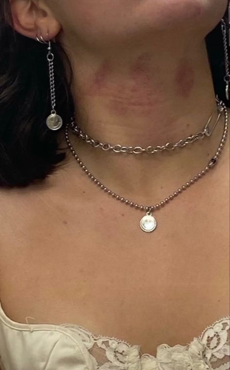 Hickies Neck Aesthetic Girl, Hickies Neck Aesthetic, Hickies Neck, Neck Aesthetic, Grunge Couple, Love Bites, Cute Relationship Photos, Couples Poses For Pictures, Cute Love Couple