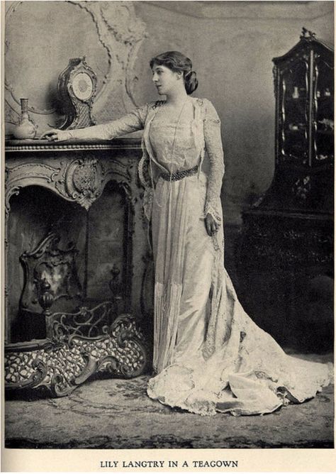 Lily Langtree 1890s Lillie Langtry, House Of Worth, Tea Gown, Portrait Vintage, Vintage Portraits, Edwardian Era, Edwardian Fashion, Vintage Pictures, Belle Epoque