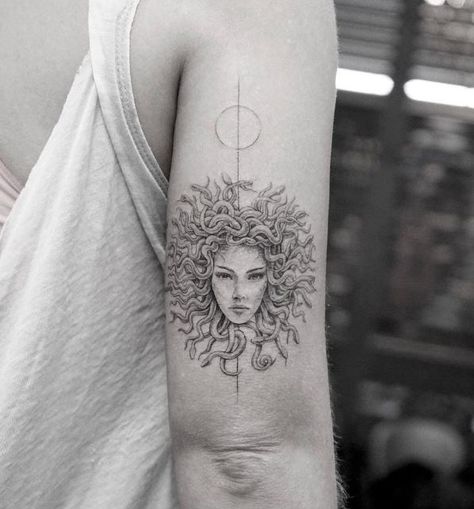 Medusa Tattoo Scary Medusa Tattoo, Scary Medusa, Fibonacci Tattoo, Small Wave Tattoo, Medusa Tattoo Design, Inspiration Tattoos, Medusa Tattoo, Tattoo Design Book, Tattoo Videos