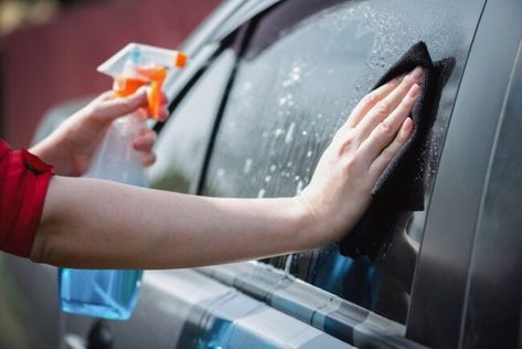 This is the Best Way to Clean Car Windows - Bob Vila Cleaning Car Windows, Car Window Cleaner, Window Cleaner Homemade, Windshield Cleaner, Waterless Car Wash, Window Cleaning Tools, Window Squeegee, Clean Your Car, Car Windshield