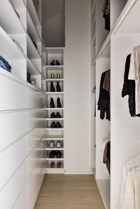 Bathroom Closet Designs, Small Walk In Wardrobe, Narrow Closet Design, Narrow Closet, Small Walk In Closet, Small Closet Space, Walking Closet, Closet Design Layout, Wardrobe Designs