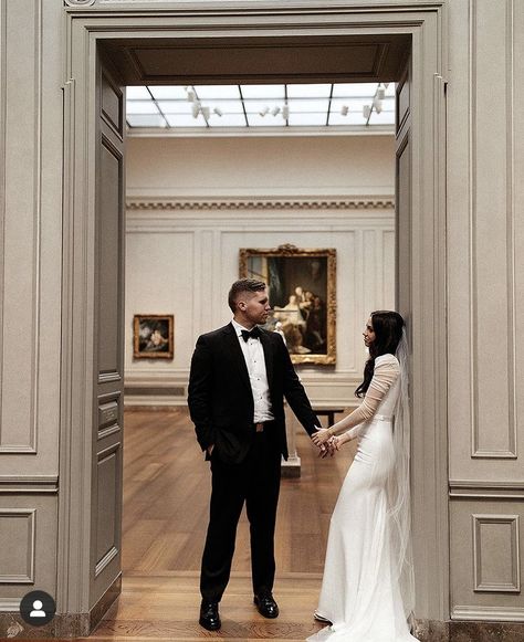 Art Gallery Photoshoot Couple, Art Gallery Wedding Photos, Antibride Aesthetic, Art Gallery Engagement Photos, Indoor Wedding Photoshoot, Museum Couple, Indoor Wedding Photos, Moody Lighting, Art Museum Wedding