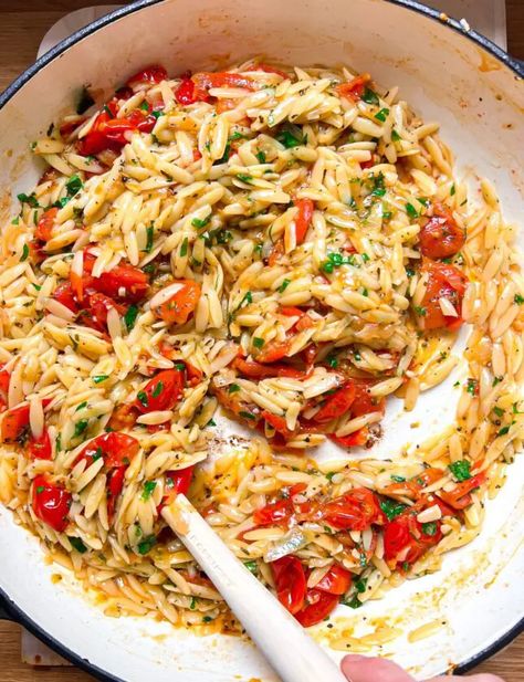 Tomato Orzo Pasta, Vegetarian Orzo, Orzo Dinner Recipes, Orzo Dinner, Vegan Orzo, Tomato Orzo, Orzo Pasta Recipes, Orzo Recipes, Dried Basil