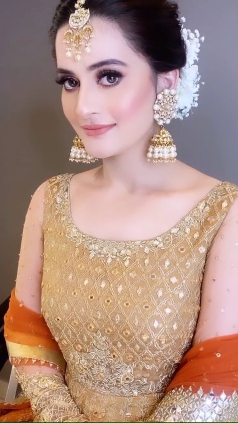 Marriage Makeup, Indian Makeup Looks, Mehndi Hairstyles, Floral Skirt Outfits, Designer Dresses Elegant, Pakistani Bridal Makeup, Bridal Makeup Images, Bridal Hairdo, Bridal Hair Buns