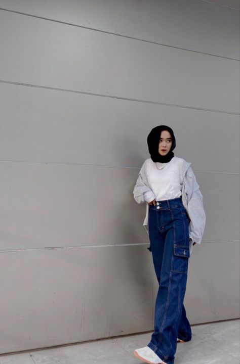 Cargo Pants Outfit Hijab, Outfit Hijab Casual Jeans, Blue Cargo Pants Outfit, Celana Kargo, Sweater Ootd, Outfit Hijab Casual, Cargo Pants Style, Blue Cargo Pants, Muslim Outfits Casual