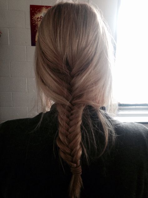 Fishtail Braid Long Hair, Messy Braid Aesthetic, Blonde Fishtail Braid, Messy Braids Short Hair, Fishtail Braid Aesthetic, Messy Braids Aesthetic, Messy Braid Tutorial, Braid Aesthetic, Messy Fishtail Braid