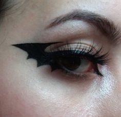 Bat Liner Makeup, Batwing Eyeliner Halloween, Bat Eye Makeup Halloween, Bat Winged Eyeliner, Halloween Eyeliner Simple, Eyeliner Styles Halloween, Halloween Alt Makeup, Halloween Makeup Bat Eyes, Bat Eyeliner Halloween